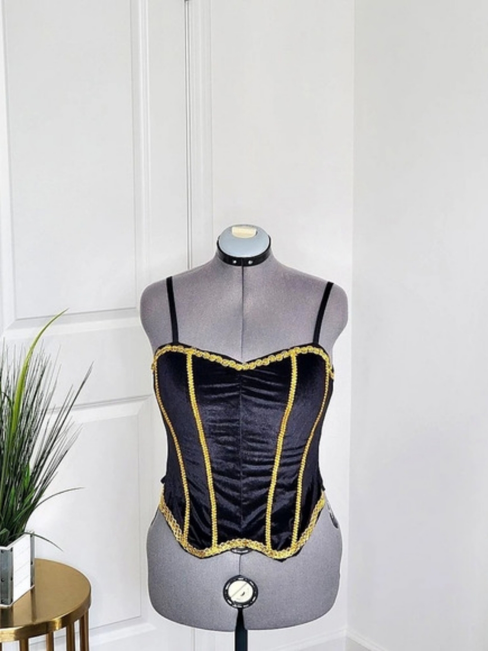 Spirit Lady of the Ring Costume, Red & Black (Size M) - Picture 4 of 13